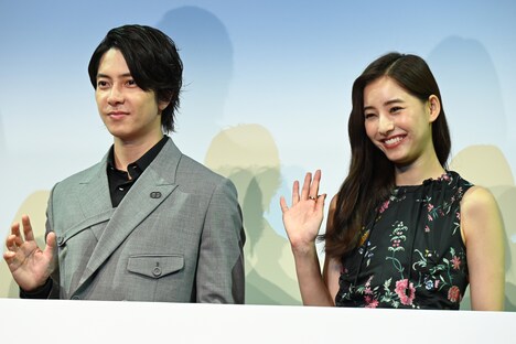 左から山下智久、新木優子。