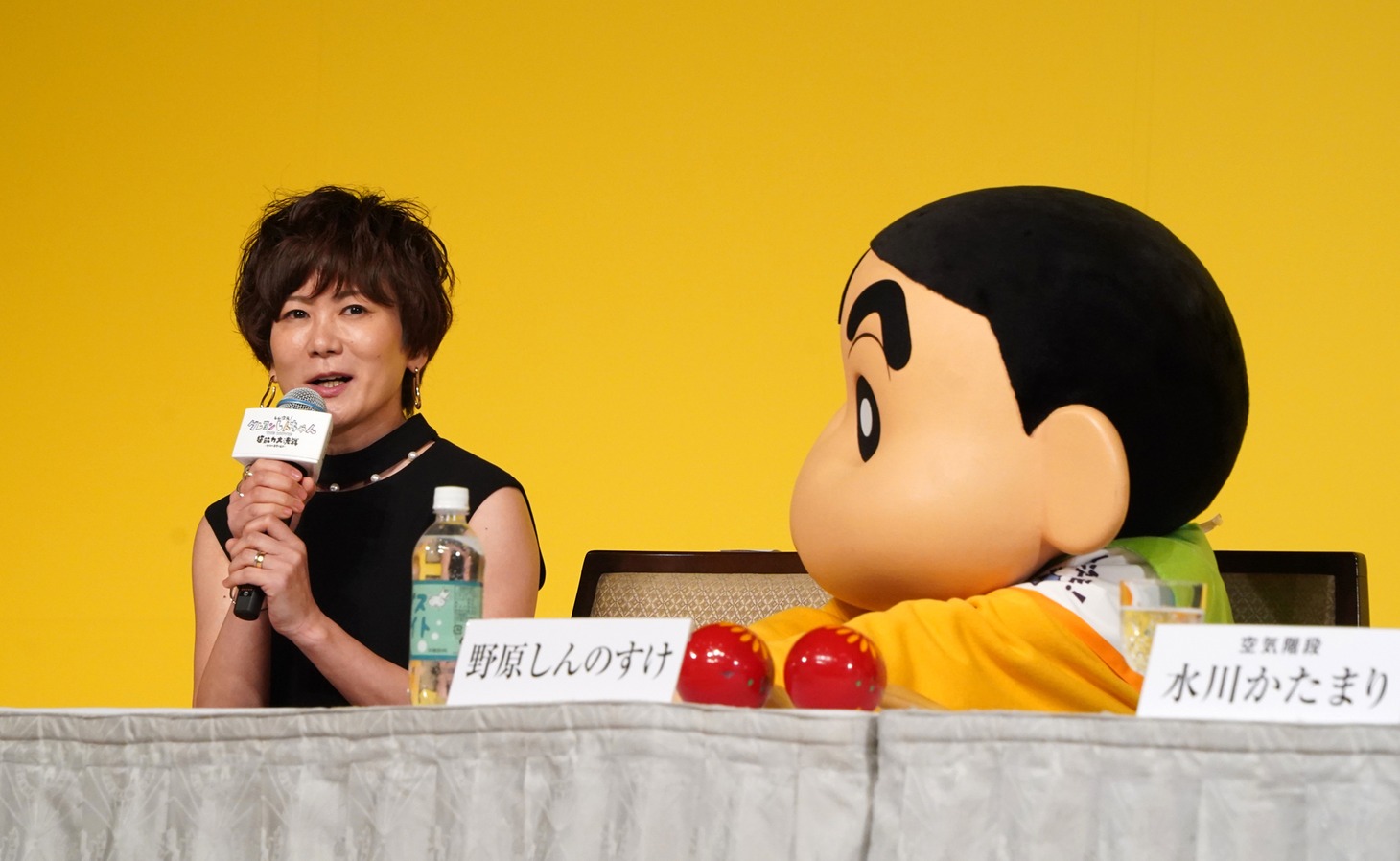 左から小林由美子、野原しんのすけ。