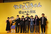 「しん次元！クレヨンしんちゃんTHE MOVIE 超能力大決戦 ～とべとべ手巻き寿司～」 完成報告会見の様子。左から小林由美子、野原しんのすけ、水川かたまり、鈴木もぐら、松坂桃李、山口隆、近藤洋一、木内泰史。