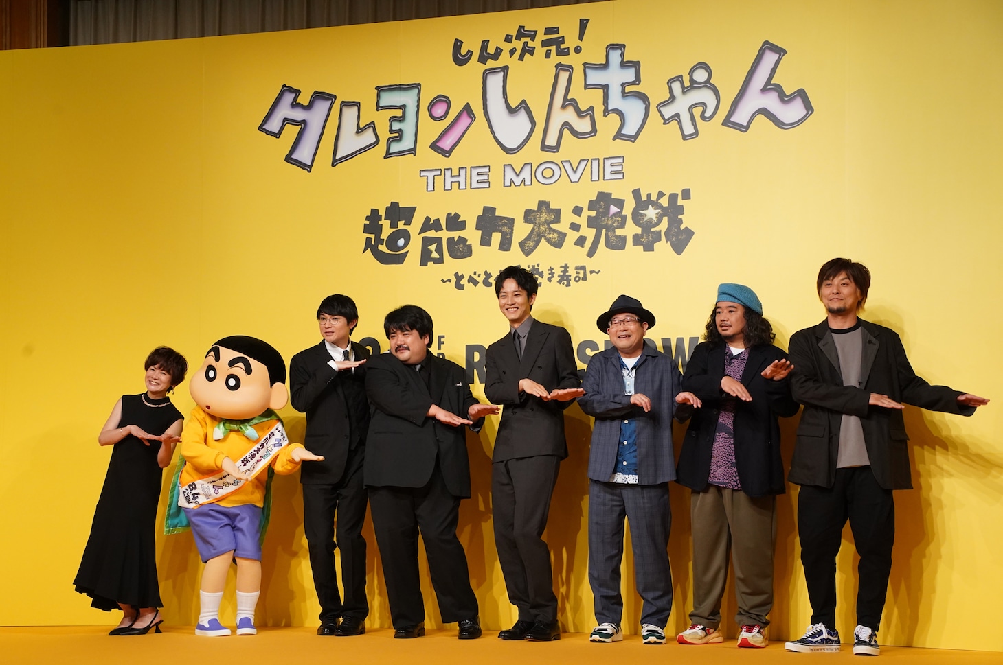 「しん次元！クレヨンしんちゃんTHE MOVIE 超能力大決戦 ～とべとべ手巻き寿司～」 完成報告会見の様子。左から小林由美子、野原しんのすけ、水川かたまり、鈴木もぐら、松坂桃李、山口隆、近藤洋一、木内泰史。