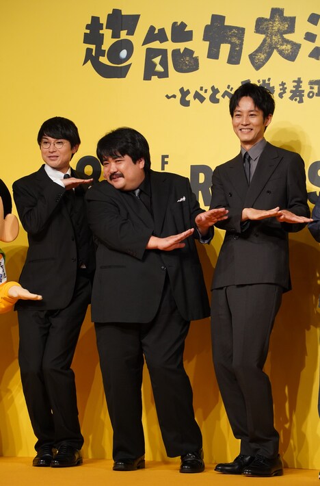 左から水川かたまり、鈴木もぐら、松坂桃李。