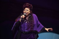 「哀れな人々」を歌唱する浦嶋りんこ。