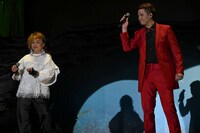 「キス・ザ・ガール」をデュエットする高乃麗（左）と木村昴（右）。