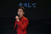 「キス・ザ・ガール」を歌唱する木村昴。
