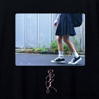 安達祐実コラボTシャツの背面デザイン（イメージ）。