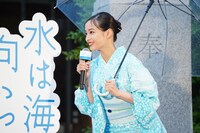 猫のムーに笑顔を見せる広瀬すず。