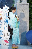 猫のムーを抱える広瀬すず。