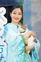 猫のムーを抱える広瀬すず。