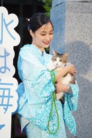 猫のムーを抱える広瀬すず。