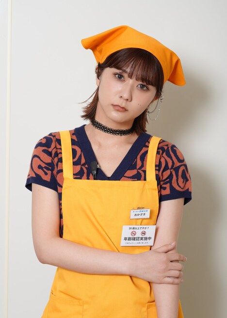 岡崎めぐみ役の清水麻璃亜。