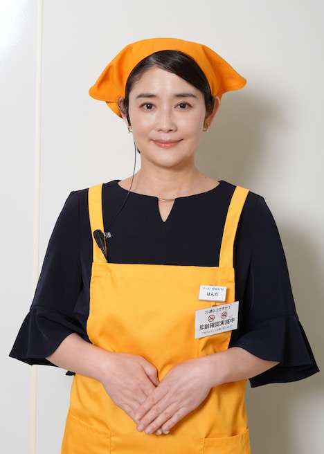 半田君枝役の石田ひかり。