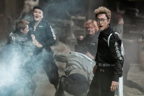 間宮祥太朗演じるキサキ（右）。