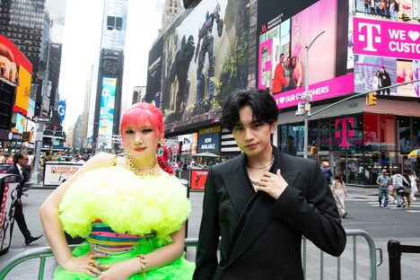 左から仲里依紗、中島健人。