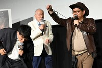 紐のボケを披露する昴生（右）。