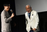 昴生と亜生の漫才に笑う村井國夫（右）。