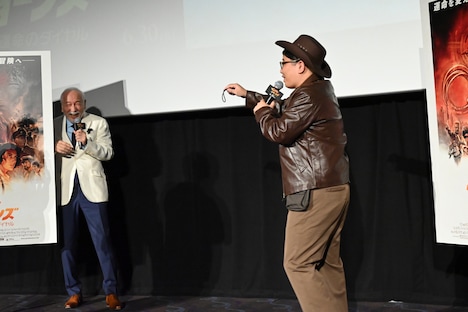 紐のボケがすべったことで、村井國夫（左）を責める昴生（右）。