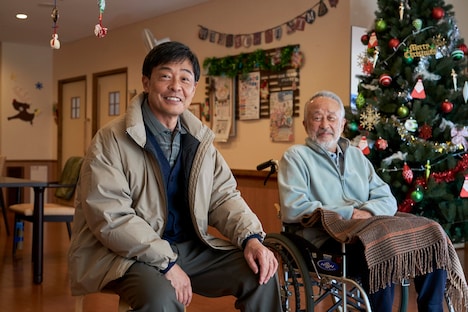 「逃げきれた夢」より、光石研が実父と共演したシーンのメイキング写真。