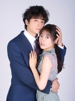左から仁科蒼真役の小関裕太、蓬田藤子役の田辺桃子。