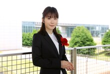 九条里奈役の松岡茉優。