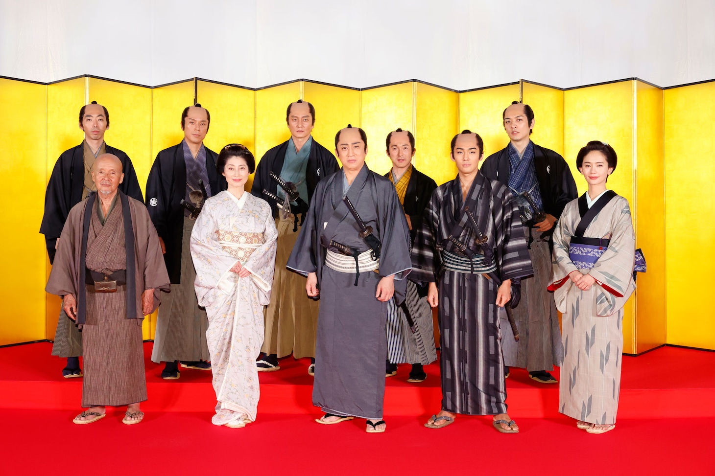 前列左から火野正平、仙道敦子、松本幸四郎、市川染五郎、中村ゆり。後列左から柄本時生、山田純大、本宮泰風、浅利陽介、久保田悠来。