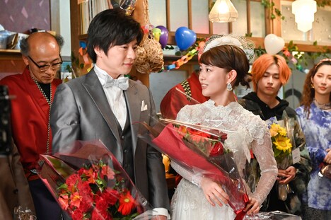 左から田中圭、高畑充希。