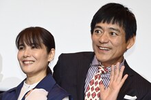 左から富田靖子、博多華丸。