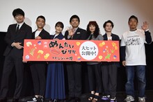 「映画 めんたいぴりり パンジーの花」公開記念舞台挨拶の様子。左から博多大吉、瀬口寛之、富田靖子、博多華丸、余貴美子、森永悠希、江口カン。