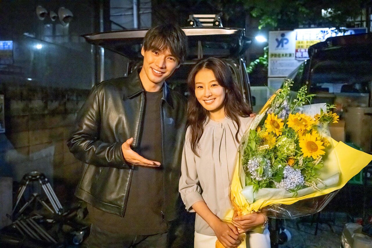 福士蒼汰と玄理が笑顔で「弁護士ソドム」撮了、最終回のディレクターズカット版配信も