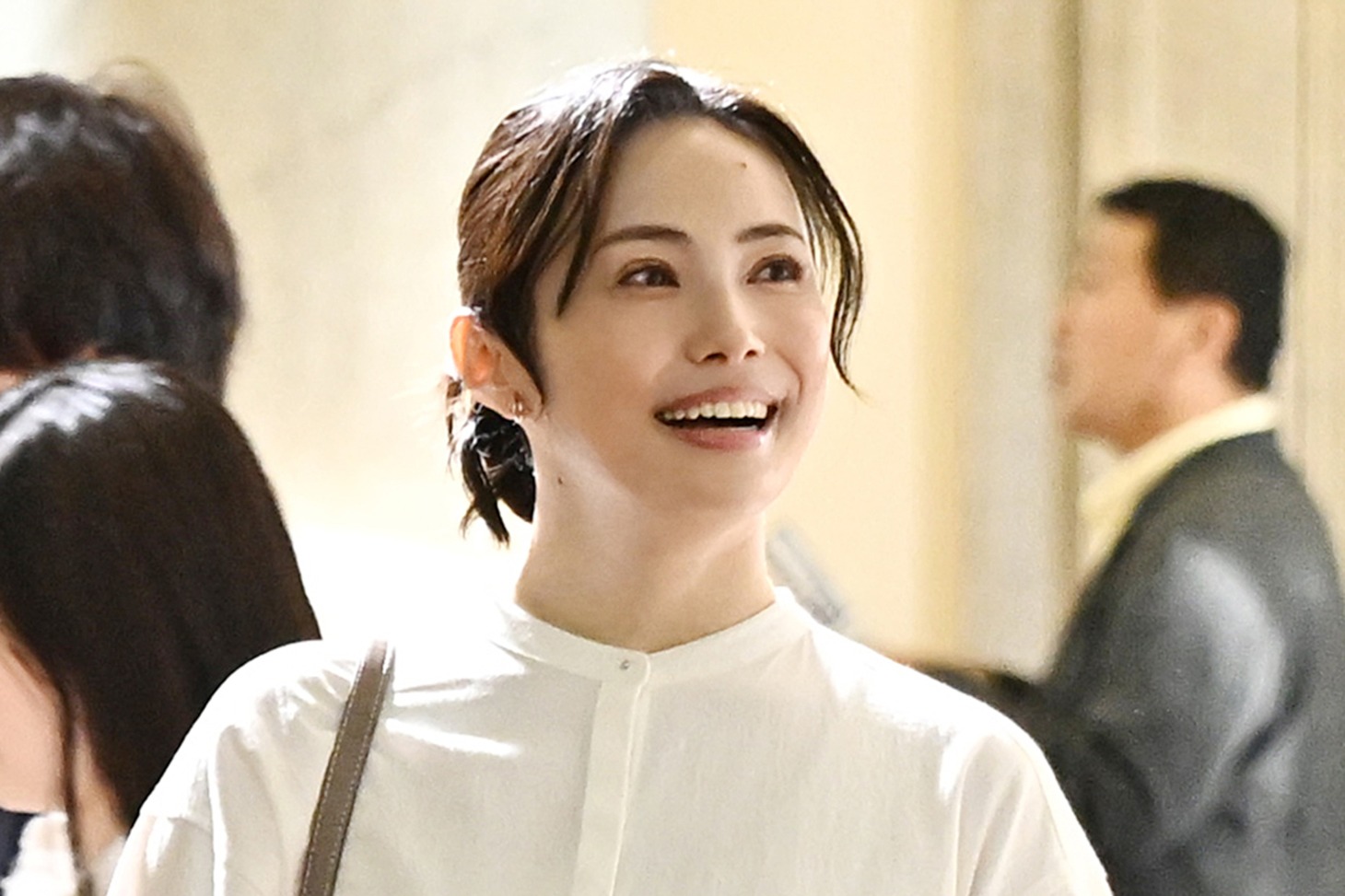 美村里江演じる仲川真理。