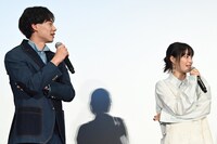 左から戸塚純貴、広瀬すず。