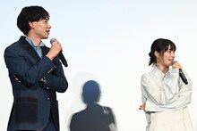左から戸塚純貴、広瀬すず。