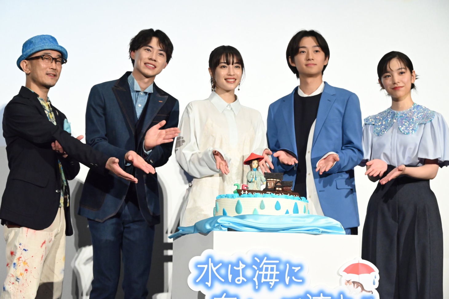 「水は海に向かって流れる」公開記念舞台挨拶の様子。左から前田哲、戸塚純貴、広瀬すず、大西利空、當真あみ。