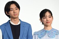 左から大西利空、當真あみ。