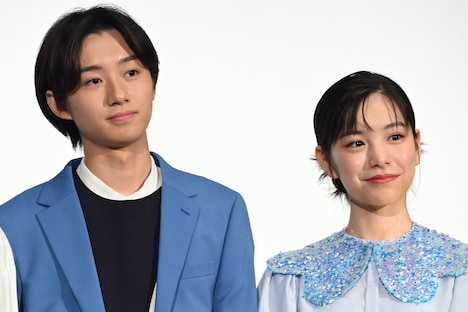 左から大西利空、當真あみ。