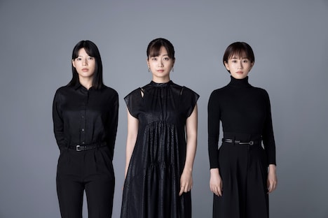 左から石井杏奈、深川麻衣、前田敦子。