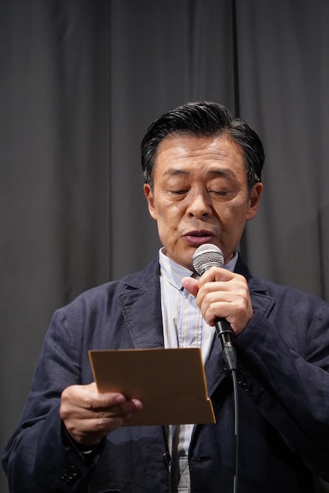 二ノ宮隆太郎への手紙を読む光石研。