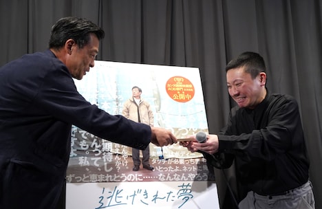 光石研（左）から手紙を受け取る二ノ宮隆太郎（右）。