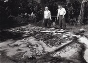 丸木俊（中央奥）と丸木位里（右奥）。（写真：石川文洋）