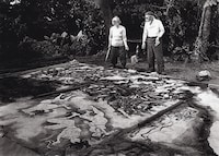 丸木俊（中央奥）と丸木位里（右奥）。（写真：石川文洋）