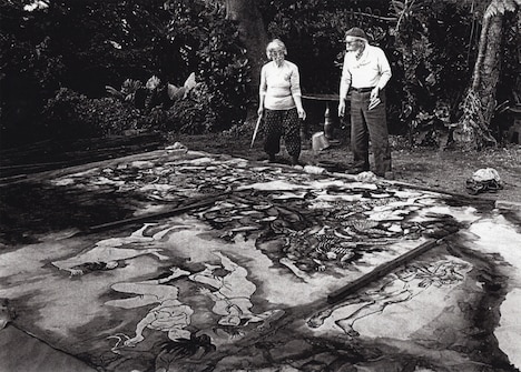 丸木俊（中央奥）と丸木位里（右奥）。（写真：石川文洋）