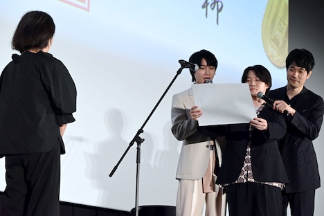 「節約川柳賞」大賞受賞者への賞状を読み上げる3人。奥の左から桜田通、神木隆之介、松山ケンイチ。