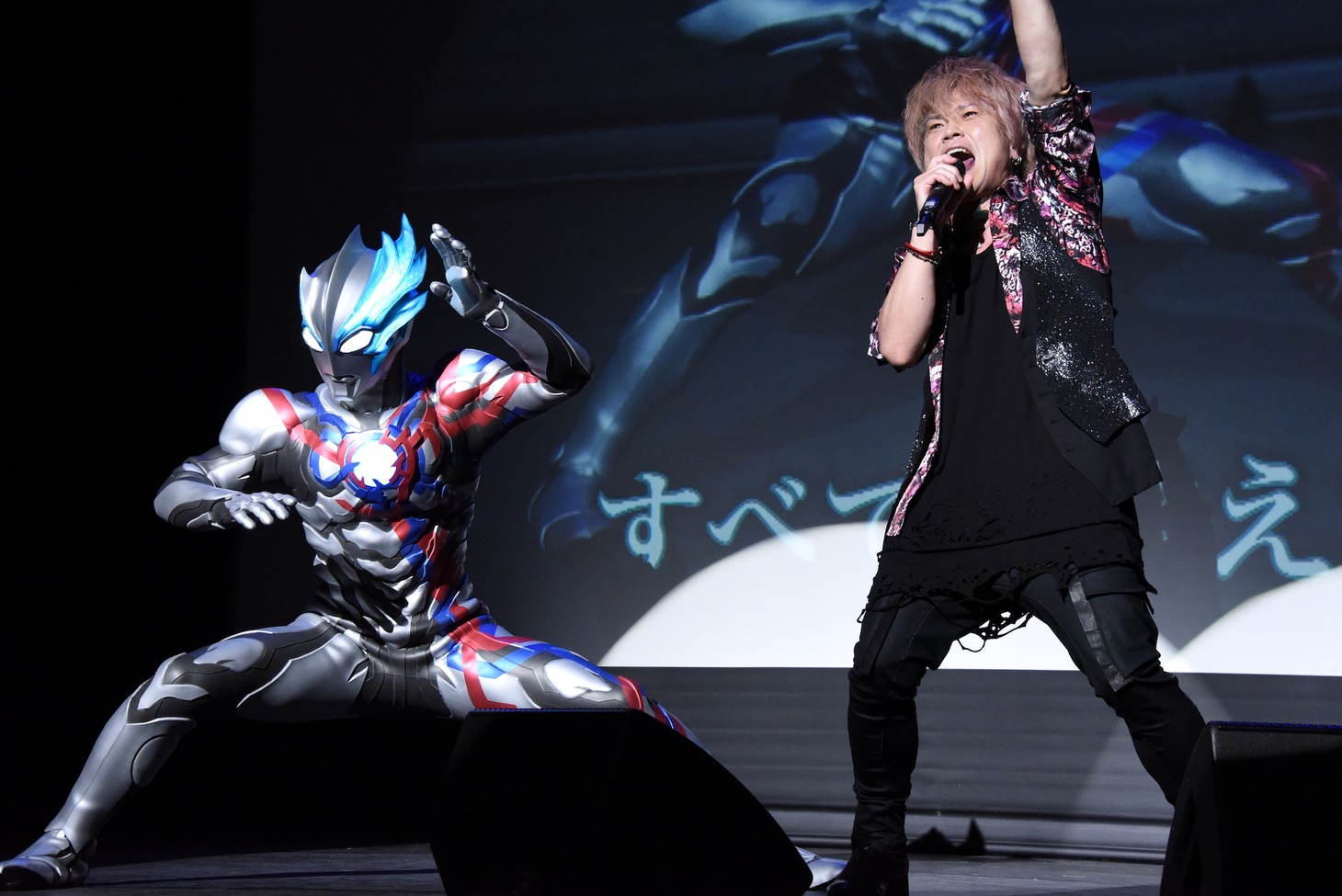 きただにひろし（右）によるパフォーマンスの様子。