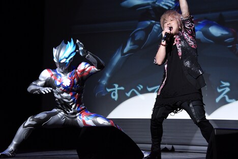 きただにひろし(右)によるパフォーマンスの様子。