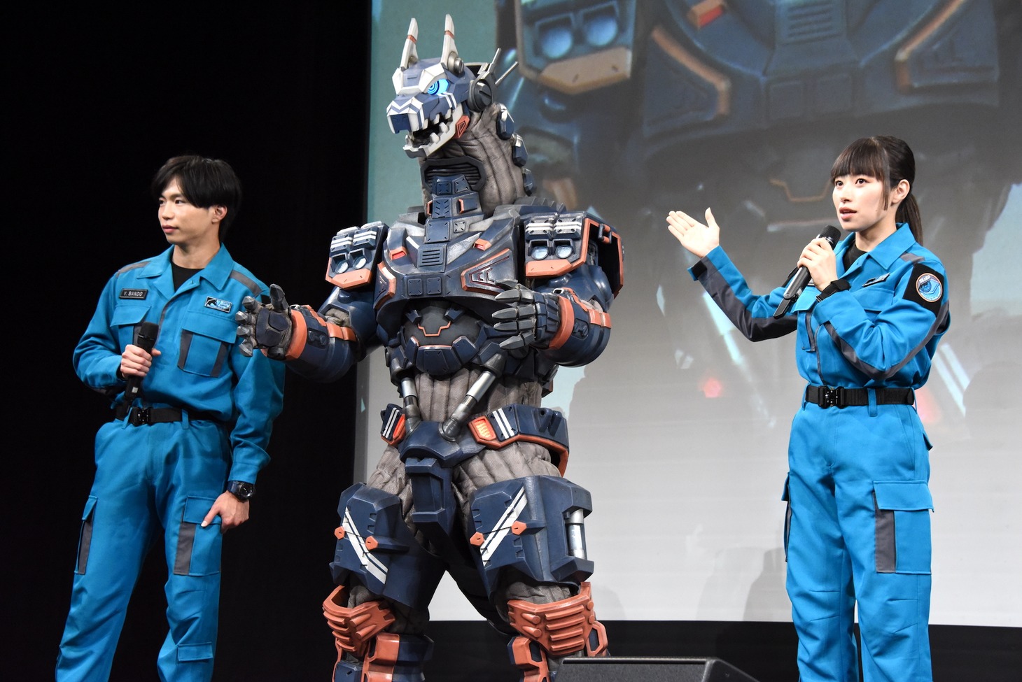 左から梶原颯、アースガロン、内藤好美。