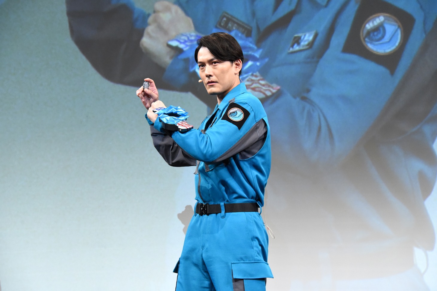 変身ポーズを披露する蕨野友也。