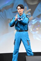 変身ポーズを披露する蕨野友也。