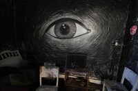 「オオカミの家」メイキング写真。劇中では「マリア」という呼び声とともに、部屋の壁に目が描き出される。 (c)Diluvio & Globo Rojo Films, 2018