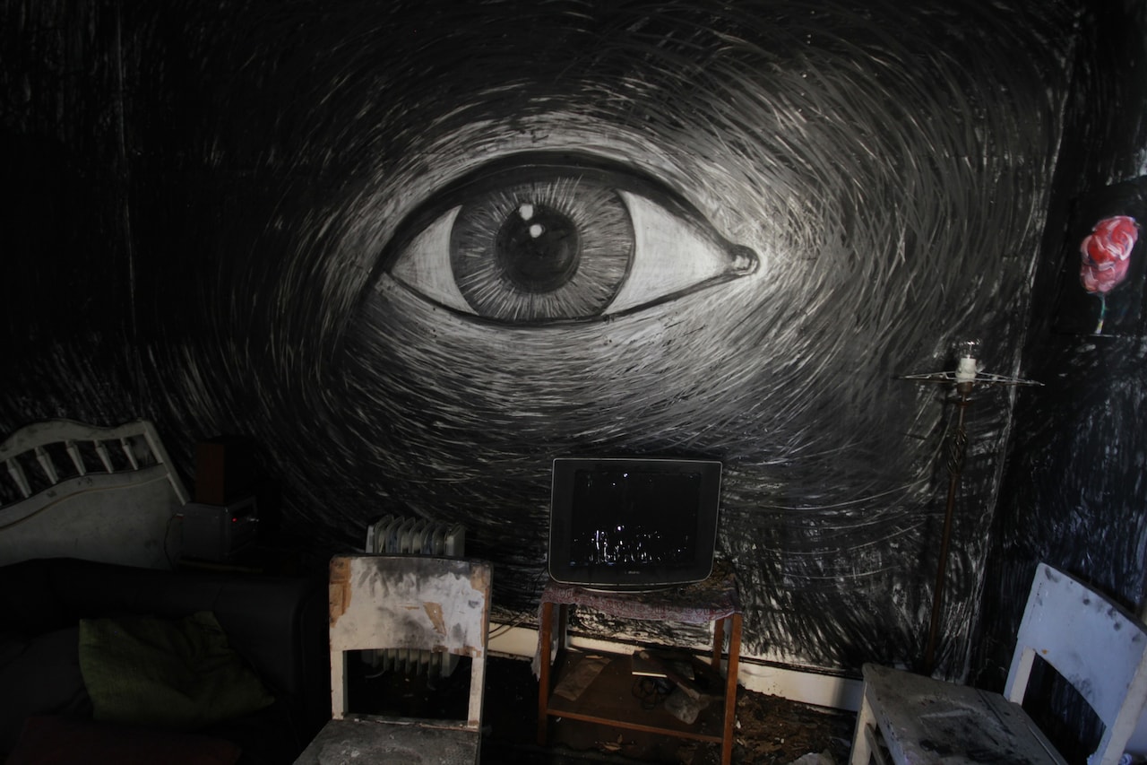 「オオカミの家」メイキング写真。劇中では「マリア」という呼び声とともに、部屋の壁に目が描き出される。 (c)Diluvio & Globo Rojo Films, 2018