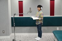 アフレコに挑む市川新之助。