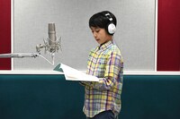 アフレコに挑む市川新之助。